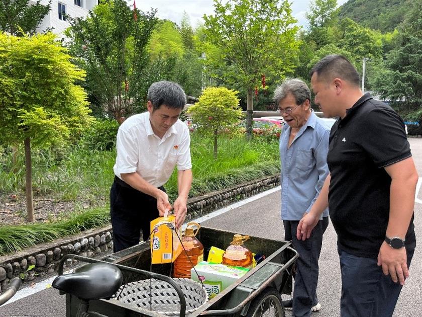 曹书记给老党员发放慰问物资.jpg 曹书记给老党员发放慰问物资.jpg