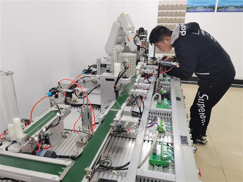 学生实训场景1.jpg 学生实训场景1.jpg