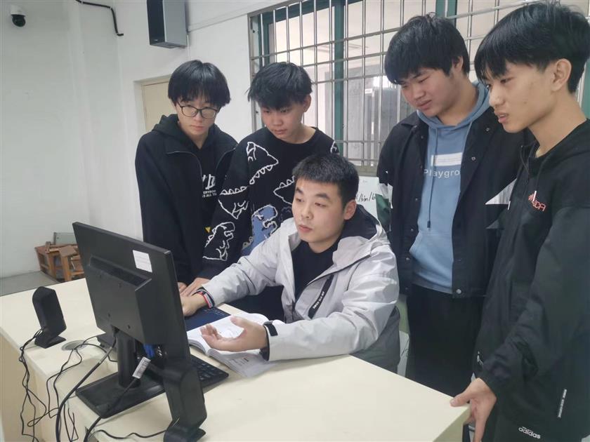 竞赛小组集训.jpg 竞赛小组集训.jpg